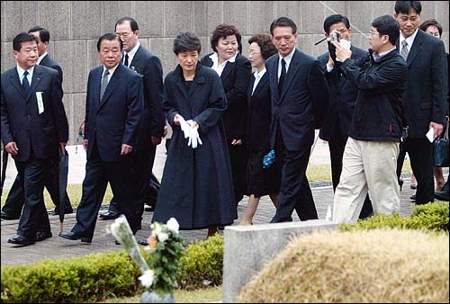 박근혜 한나라당 대표와 당직자들이 19일 오전 4.19국립묘지에 헌화 참배한뒤 묘역을 둘러보고 있다. 